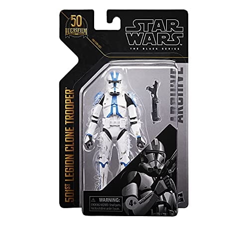 star wars the black series archive collection 501st legion clone trooper the clone wars lucasfilm figura de acción 50 aniversario, f1911 star wars hasbro Figura de acción 501st Legion Clone Trooper en empaque frontal. Figura blanca con detalles azules y negros, casco y armadura articulados, bláster accesorio visible, tarjeta negra con logo 50º Lucasfilm y arte impreso; adecuada como coleccionable para exhibir.
