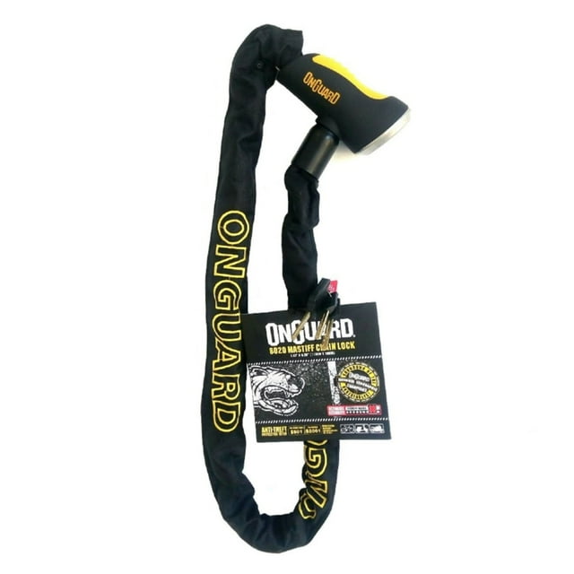 cadena con candado integrado onguard reforzada con titanio nivel seg.80 Negro, 3/4 frontal de cadena con funda textil negra y logo ONGUARD amarillo, candado integrado negro y amarillo con placa informativa, eslabón hexagonal visible de 10 mm y longitud 110 cm, incluye módulo de llave con luz LED; suele usarse también para asegurar bicicletas, llantas y portones.