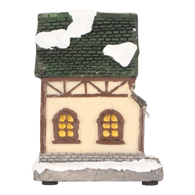 casas de pueblo navideñas casa de pueblo con escena de nieve navideña de resina con luces led escena iluminada con pilas decoraciones navideñas adorno de escritorio para vista frontal centrada de casa de resina con techo verde texturizado y manchas de nieve blanca, dos ventanas delanteras arqueadas iluminadas en tono cálido, base con borde imitación piedra y nieve, medidas aprox. 8.5x8x10.5 cm, funciona con 2 pilas AAA no incluidas; también se usa como adorno de mesa o pieza para belén.