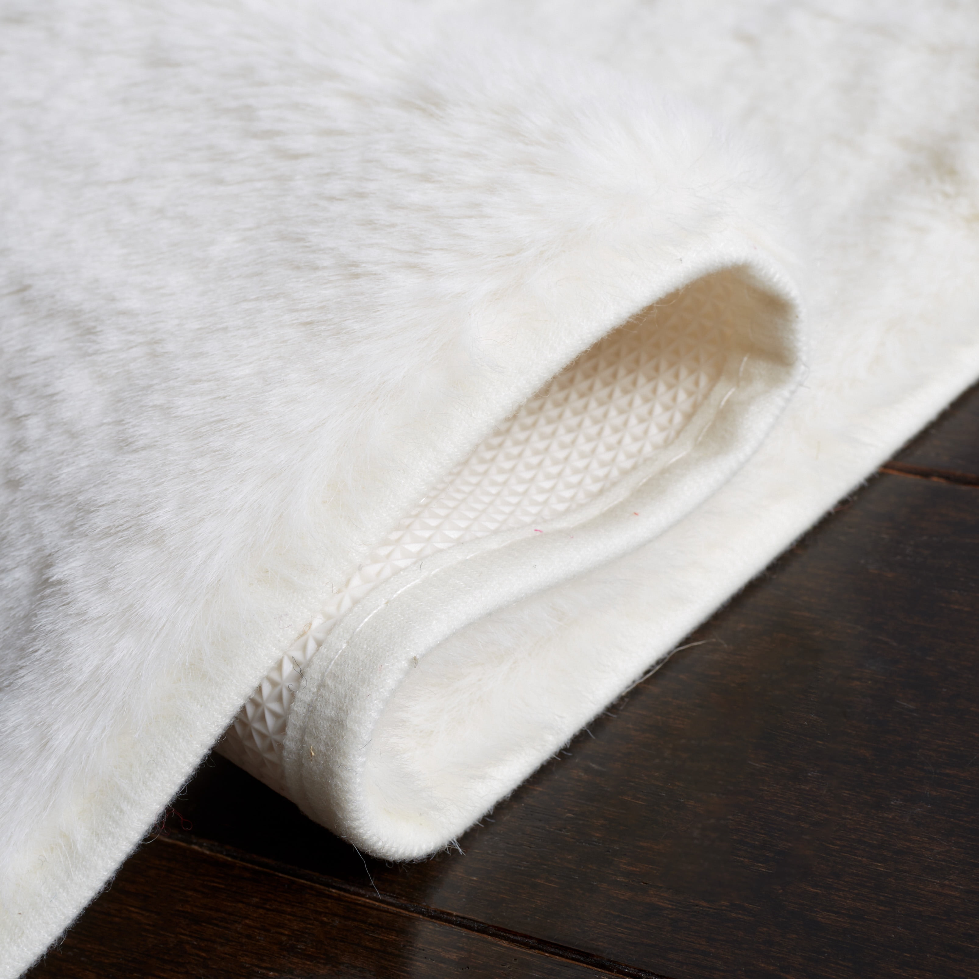 Safavieh Faux Rabbit Fur Davin Solid Machine Washable Slip Resistant Area Rug, Off White, 6' x 6' Square