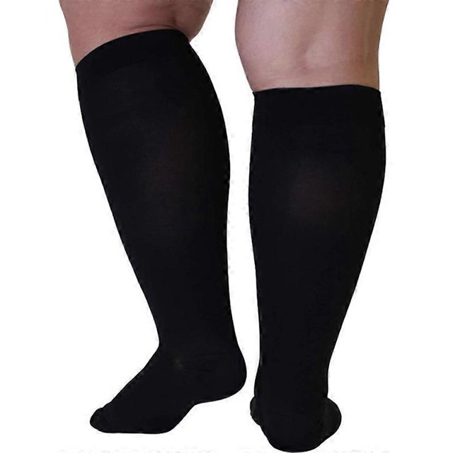 calcetines de compresión de talla grande de 20 a 30 mmhg para hombres y mujeres, pantorrilla ancha extra ancha para la circulación par de calcetines negros hasta la rodilla en vista frontal y trasera; silueta ajustada de pantorrilla ancha, tejido liso y elástico de nailon, banda superior ancha antideslizante; diseñados para uso deportivo y diario y para mejorar la circulación y reducir la fatiga; suelen usarse también para recuperación post-entrenamiento.
