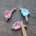 thumbnail image 4 of Soporte para palillos de cerámica de cereza de nieve de estilo japonés, soporte para cuchara de flor rosa, Juego de cuatro, 4 of 5