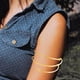 thumbnail image 3 of Brazalete minimalista de metal con espiral para brazo superior, brazalete abierto D dorada, 3 of 8