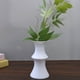 thumbnail image 4 of Jarrón de plástico blanco y verde de estilo moderno | Jarrón decorativo ligero y duradero para estantería, repisa, chimenea, mesa de centro, sala de estar, dormitorio, oficina., 4 of 6