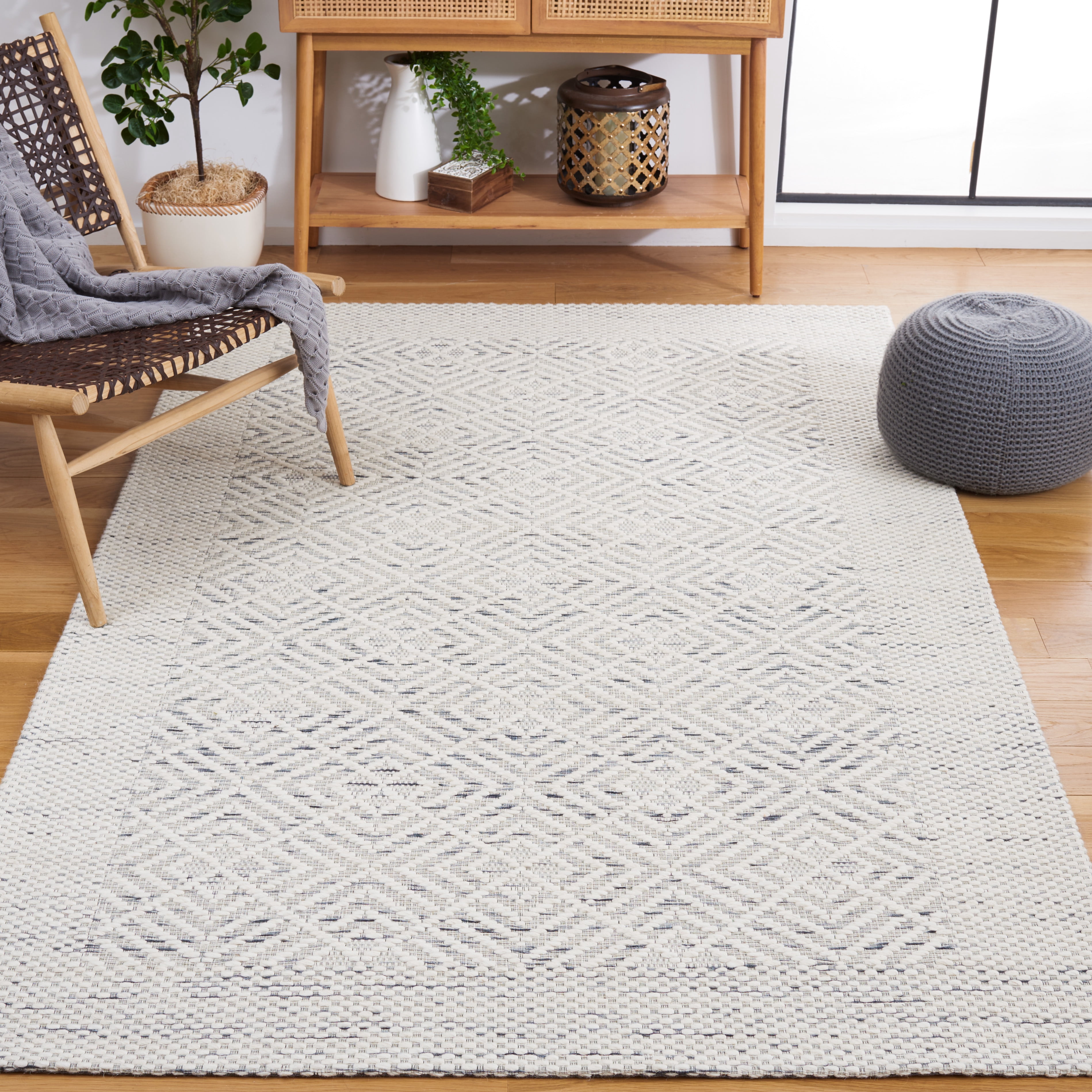 SAFAVIEH Marbella Trent Diamond Area Rug, Ivory/Black, 8' x 10'