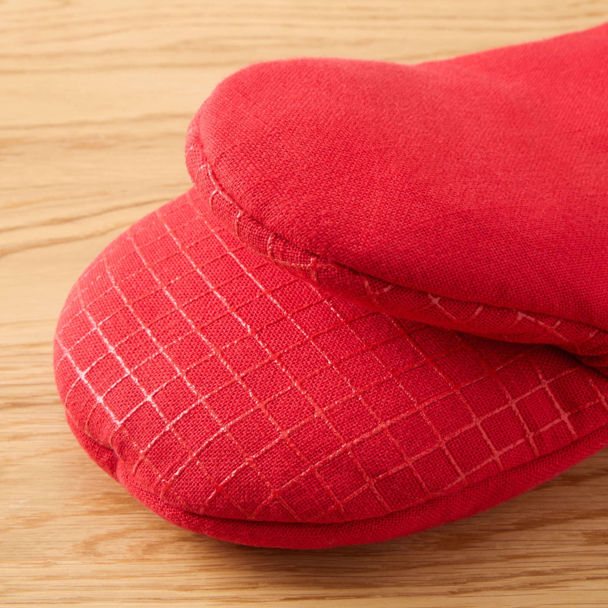 KITCHENAID Gourmet Series Gridlines Mini Oven Mitts 2-Pack Set, Heat Resistant up to 600°F, Soft Silicone Grip, Magnetic Cuff, Passion Red, 5.5"x9"