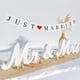 thumbnail image 2 of Letrero para mesa de boda con texto «Mr and Mrs» de madera, color violeta, color blanco, 2 of 8