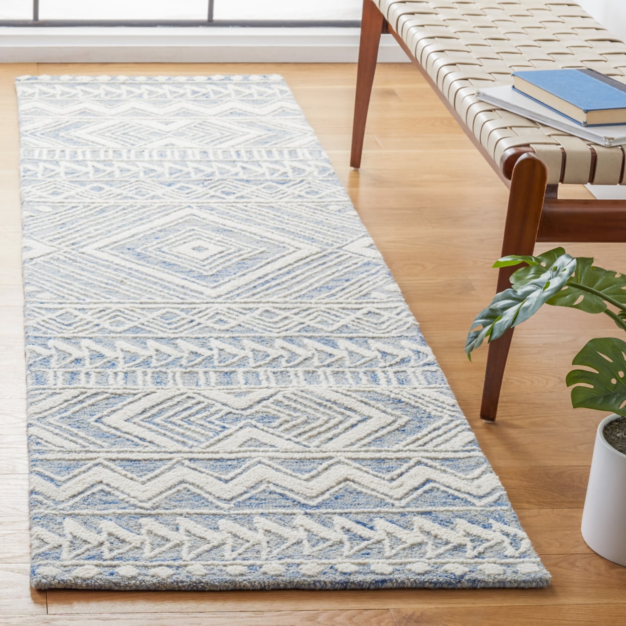 SAFAVIEH Metro Padraic Medallion Area Rug, Blue/Ivory, 4' x 6'