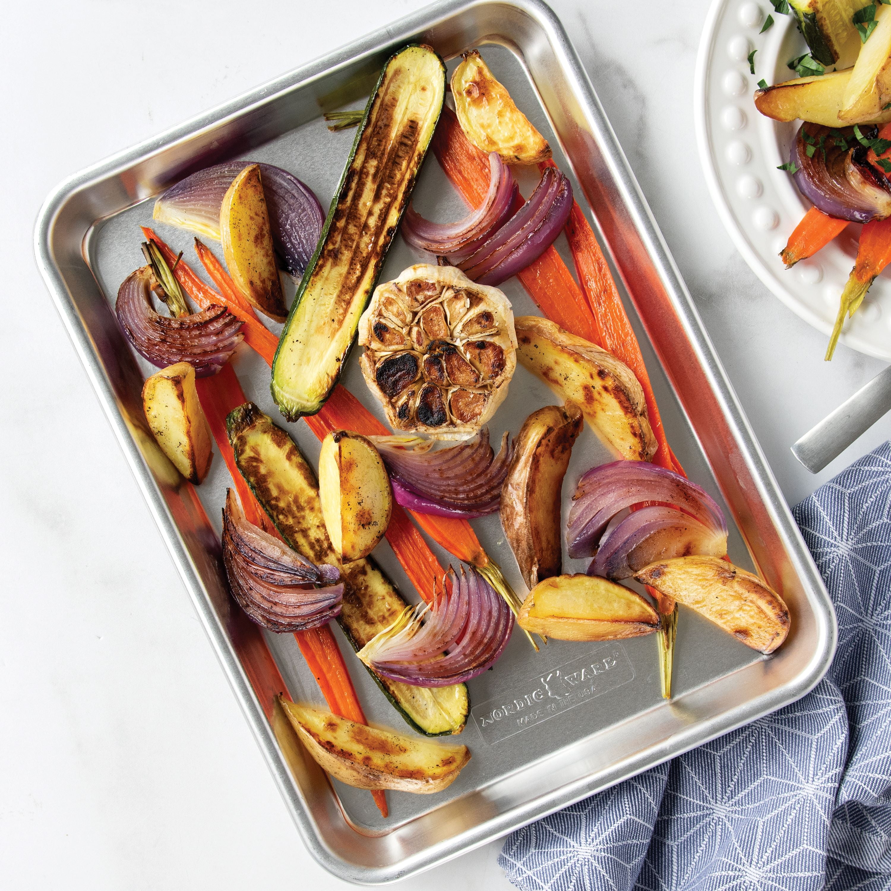 Nordic Ware Natural Aluminum Quarter Sheet with Lid, Silver