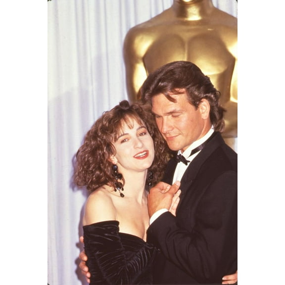 Jennifer Grey Being Held By Patrick Swayze In Front Of Oscars Statue 1988 Photo Print (16 x 20) - Item # CPA1316