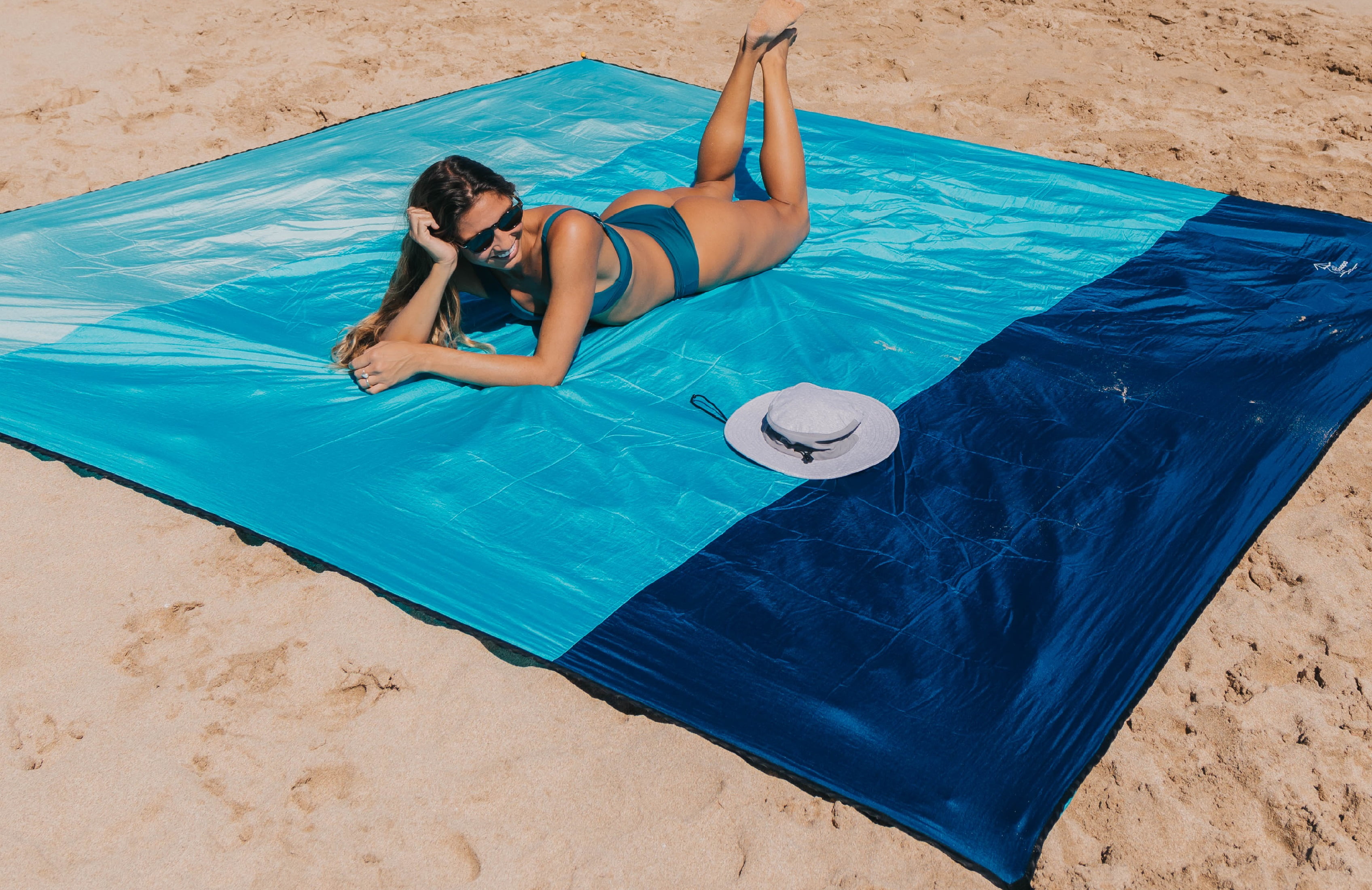 Ocoopa Diveblues 10'x9' Beach Blanket (4-8 Persons Ocoopa Diveblues 10'x9' Beach Blanket (4-8 Persons