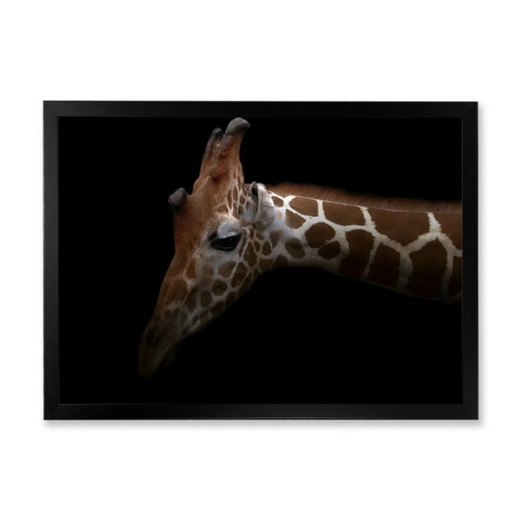 Designart 'Close Up Portrait of A Giraffe VIII' Farmhouse Framed Art Print