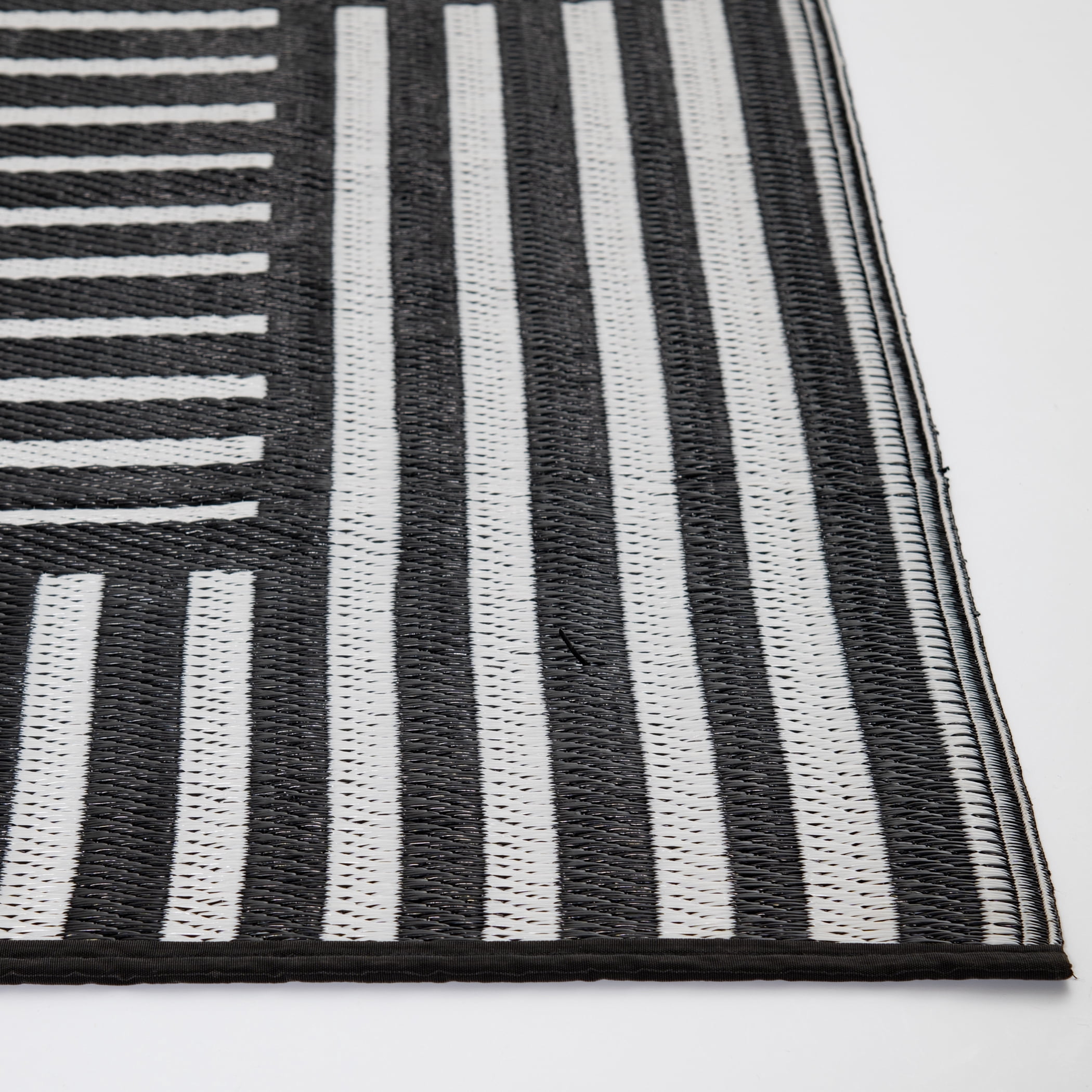 Mainstays New Block Black and White Stripe Plastic Outdoor Rug, 7'x10'
