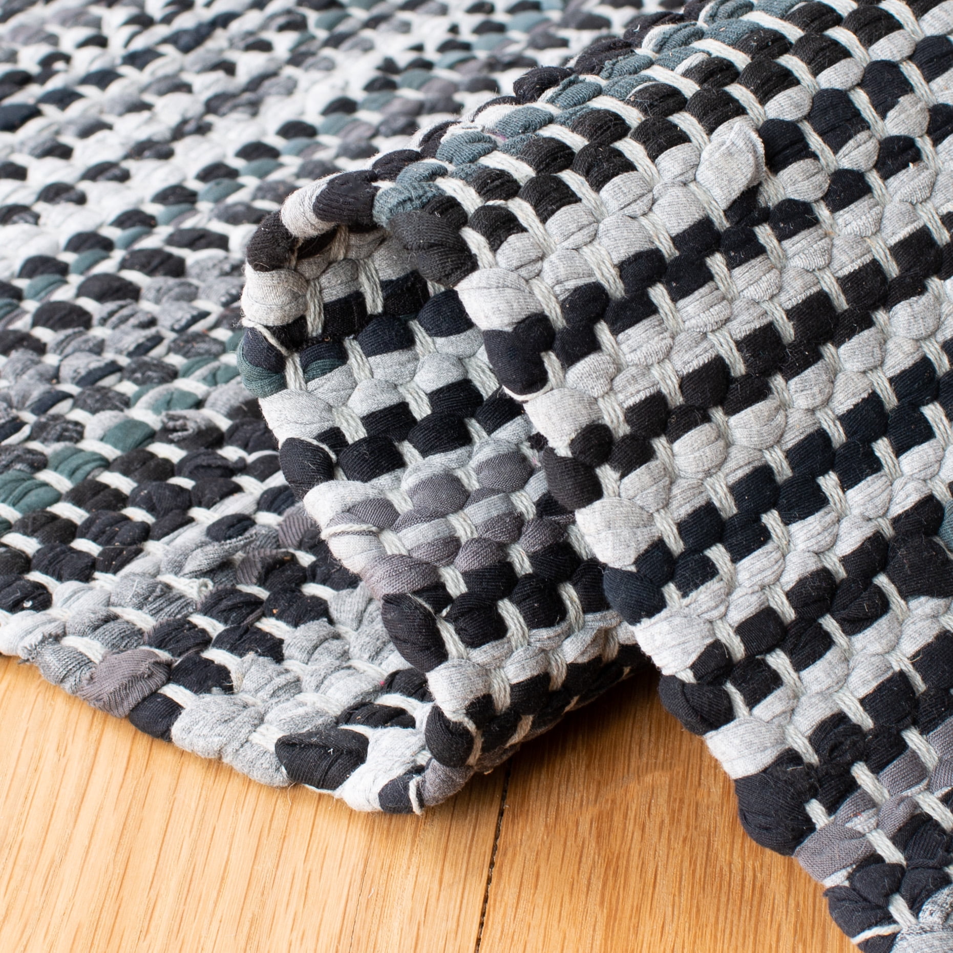 SAFAVIEH Montauk Renae Distressed Area Rug, Grey/Black, 6' x 9'