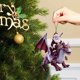 thumbnail image 2 of Colgante de un anciano con gorro de Papá Noel montado en un dinosaurio Colgante decorativo acrílico navideño para el hogar y fiestas navideñas Colgante decorativo, 2 of 8