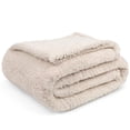 thumbnail image 2 of Manta de forro polar PAVILIA Sherpa, color crema, beige, 150 x 200 cm, 2 of 9
