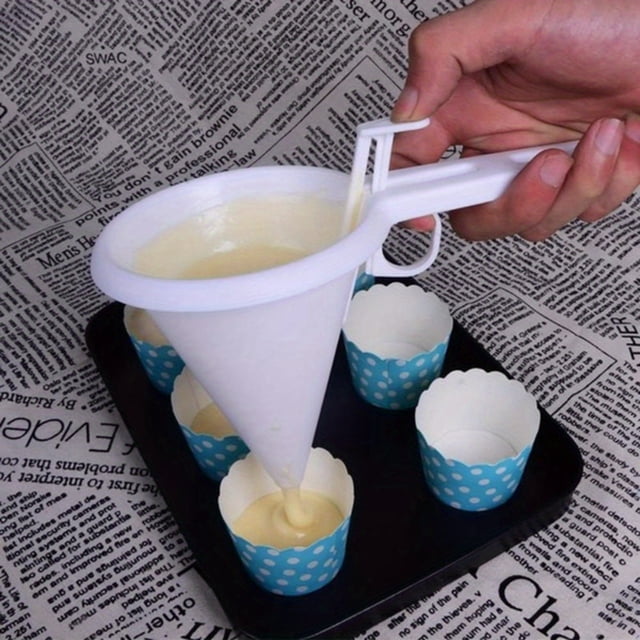 1pc Kitchen DIY Convenient Chocolate Candy Funnel Mold White Foodgrade Plastic Pancake Cream Batter Dispenser, Black Small Paper Cup Bakeware Tool