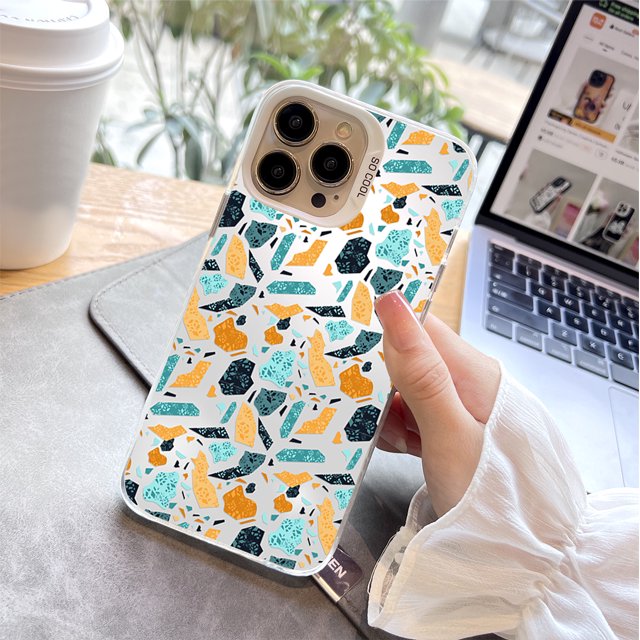 ¡Experimenta estilo y funcionalidad con esta funda plateada mate de doble capa para iPhone!