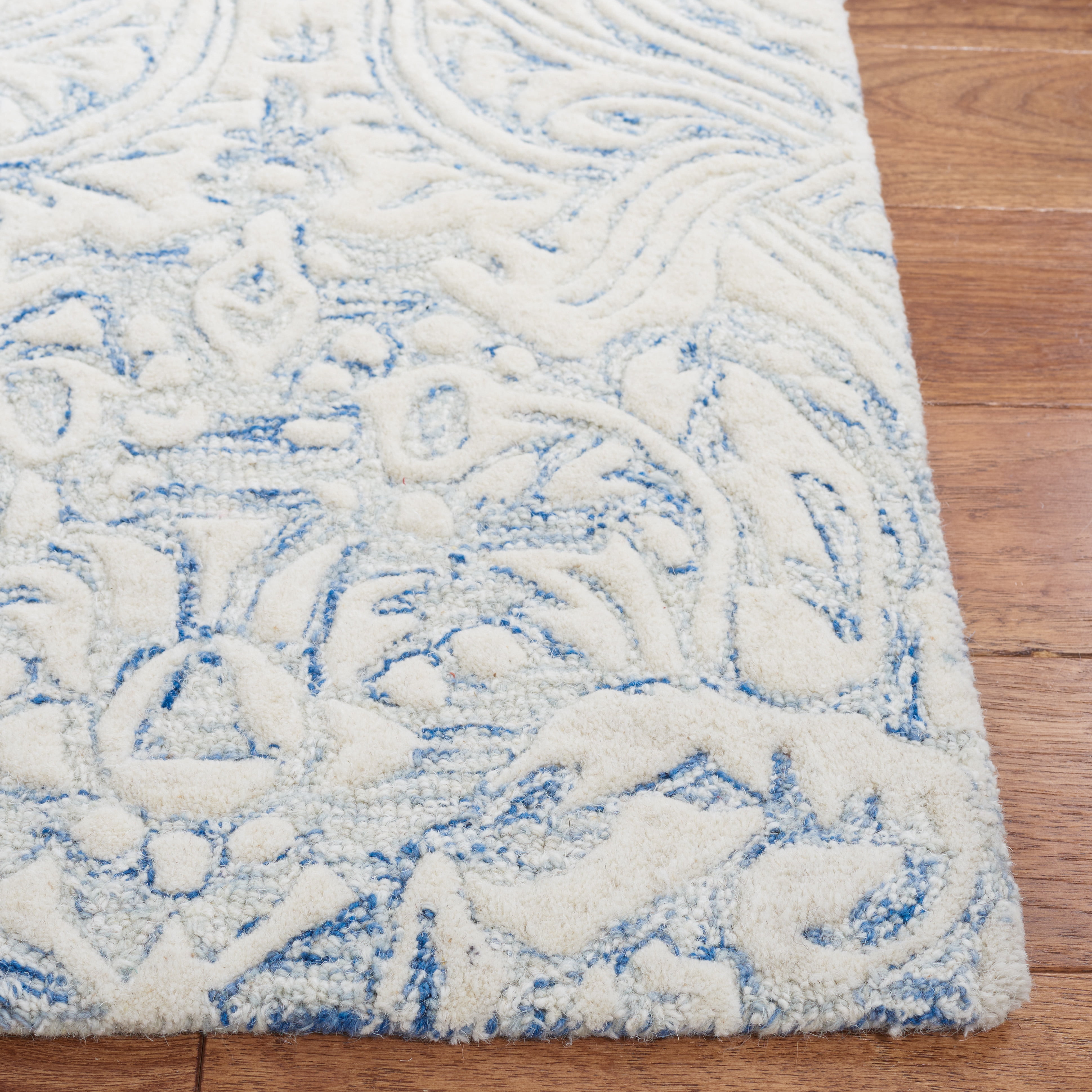 SAFAVIEH Metro Della Medallion Area Rug, Blue/Ivory, 4' x 6'