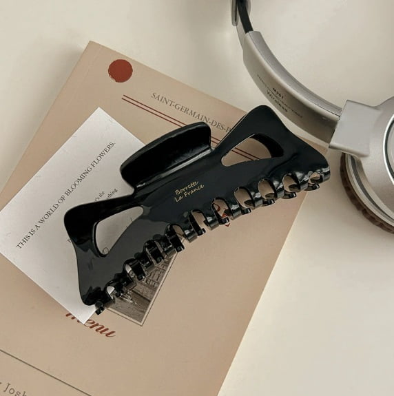 Stylish Hollow Shark Hair Clip - Strong Grip for Thick Hair, Perfect for Daily Wear, Work, and Dates