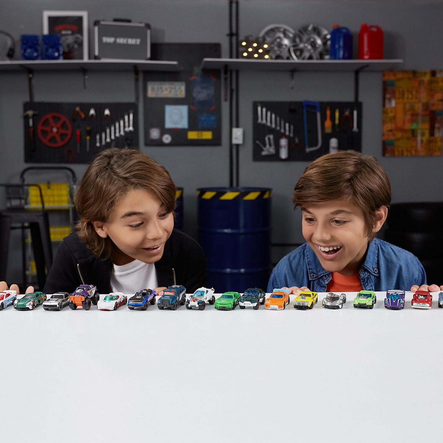 Ensemble de 1 petite voiture de course Machines en métal (les styles peuvent varier)