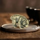 thumbnail image 1 of Escultura en miniatura de latón con diseño de oso en 3D, 4 x 2,1 cm, adorno coleccionable para el hogar, sala de estar, dormitorio, decoración de mesa, 1 of 9