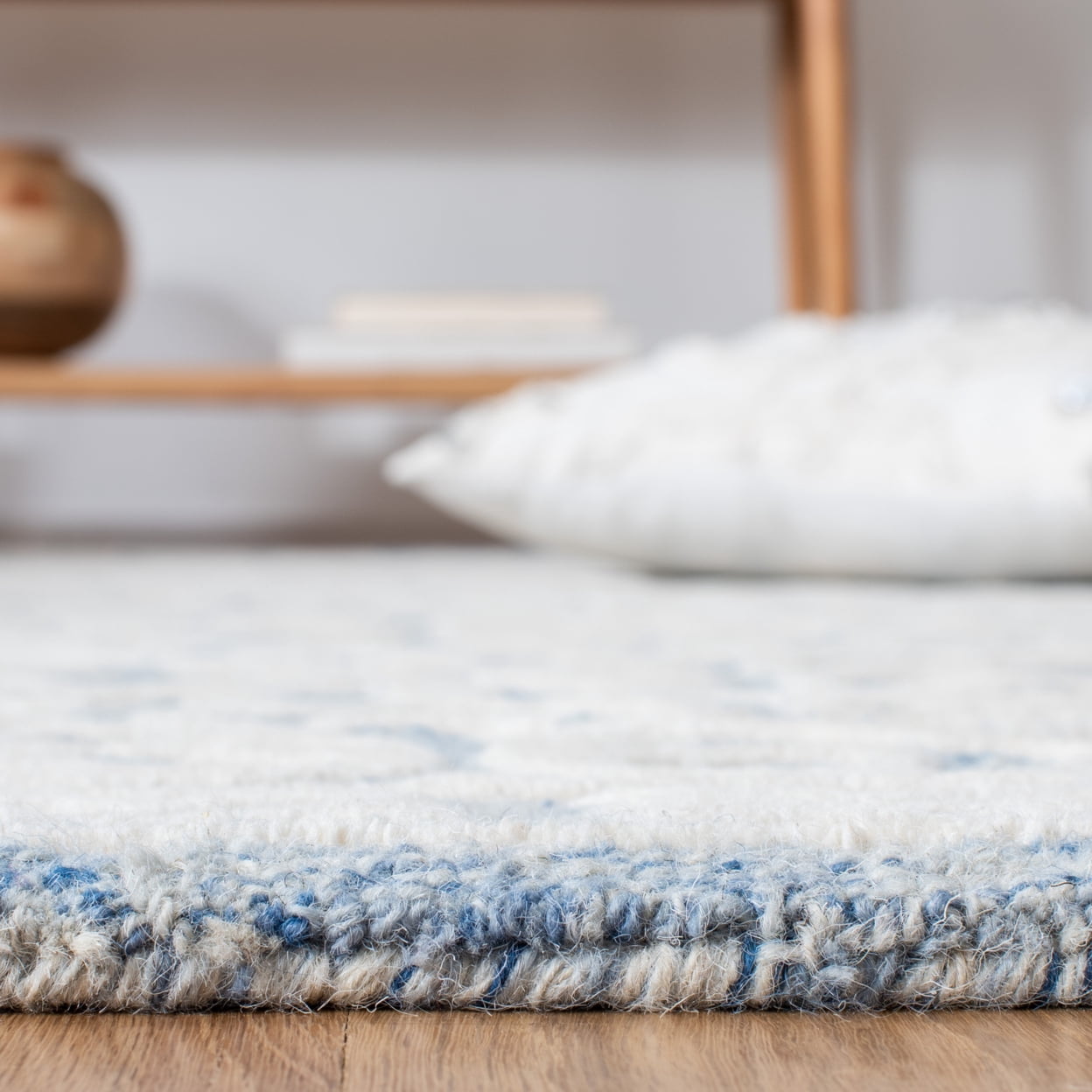 SAFAVIEH Metro Joshua Medallion Area Rug, Blue/Ivory, 4' x 6'
