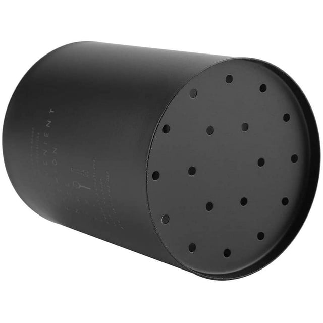 porta cubiertos, porta utensilios de cocina de acero inoxidable, práctico organizador de utensilios de cocina, palillos, tenedores, cucharas, 3,9 x 5,1 pulgadas, color negro mate — Vista 3/4 de un soporte cilíndrico negro mate de acero inoxidable con base perforada y orificios de drenaje visibles; cuerpo liso con texto grabado en el lateral; diseñado para encimeras y apto para lavavajillas; a menudo usado como organizador portátil de cubiertos en mesas o picnics.