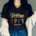 thumbnail image 2 of Camiseta con cuello en V para mujer, ropa Vintage 1971, gráfico clásico, Retro, regalo de cumpleaños, camisetas esenciales de manga corta para mujer 1971, 2 of 4