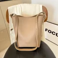 thumbnail image 4 of Bolso de hombro de PU de gran capacidad con cierre de alta calidad 2024, bolso cruzado sencillo de color sólido, bolso de mano suave, versátil y moderno, 4 of 5