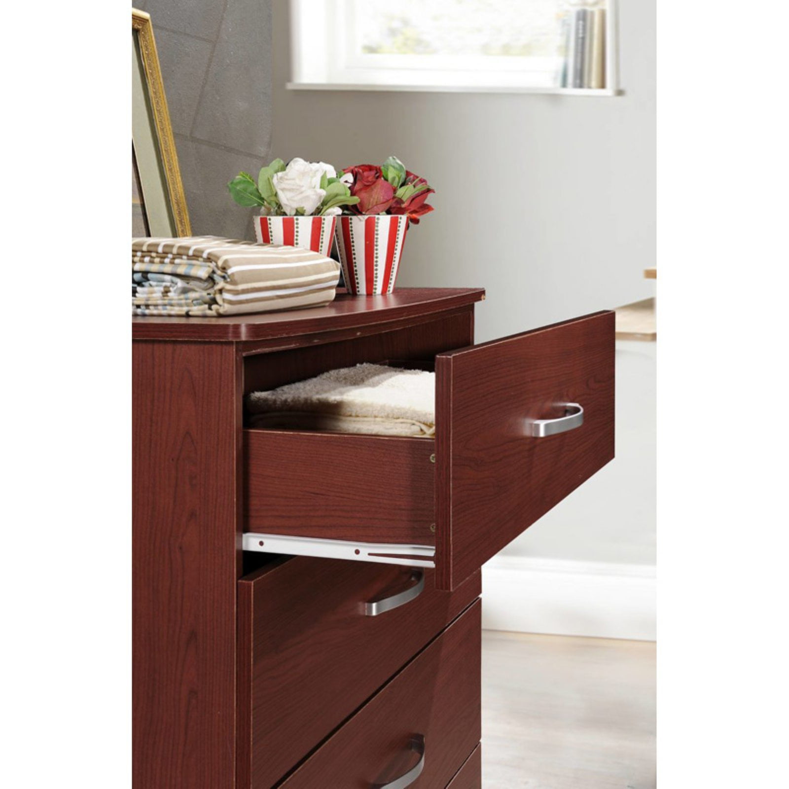 Hodedah Five Drawer Contemporary Wooden Chest in Mahogany