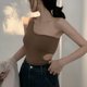thumbnail image 4 of Camiseta sin mangas con tirantes y top corto sin mangas con un hombro fruncido sexy, 4 of 5