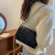 thumbnail image 1 of Bolsa Bolso de hombro con solapa y cadena de cuero PU para mujer, bolso acolchado con hilo (negro) JShteea Para Estrenar, 1 of 9
