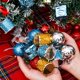 thumbnail image 5 of Juego de 36 bolas navideñas de colores con purpurina, bolas de espuma azules y rojas, colgantes para árbol de Navidad, para decoración del hogar, regalo de fiesta de Año Nuevo, 5 of 5