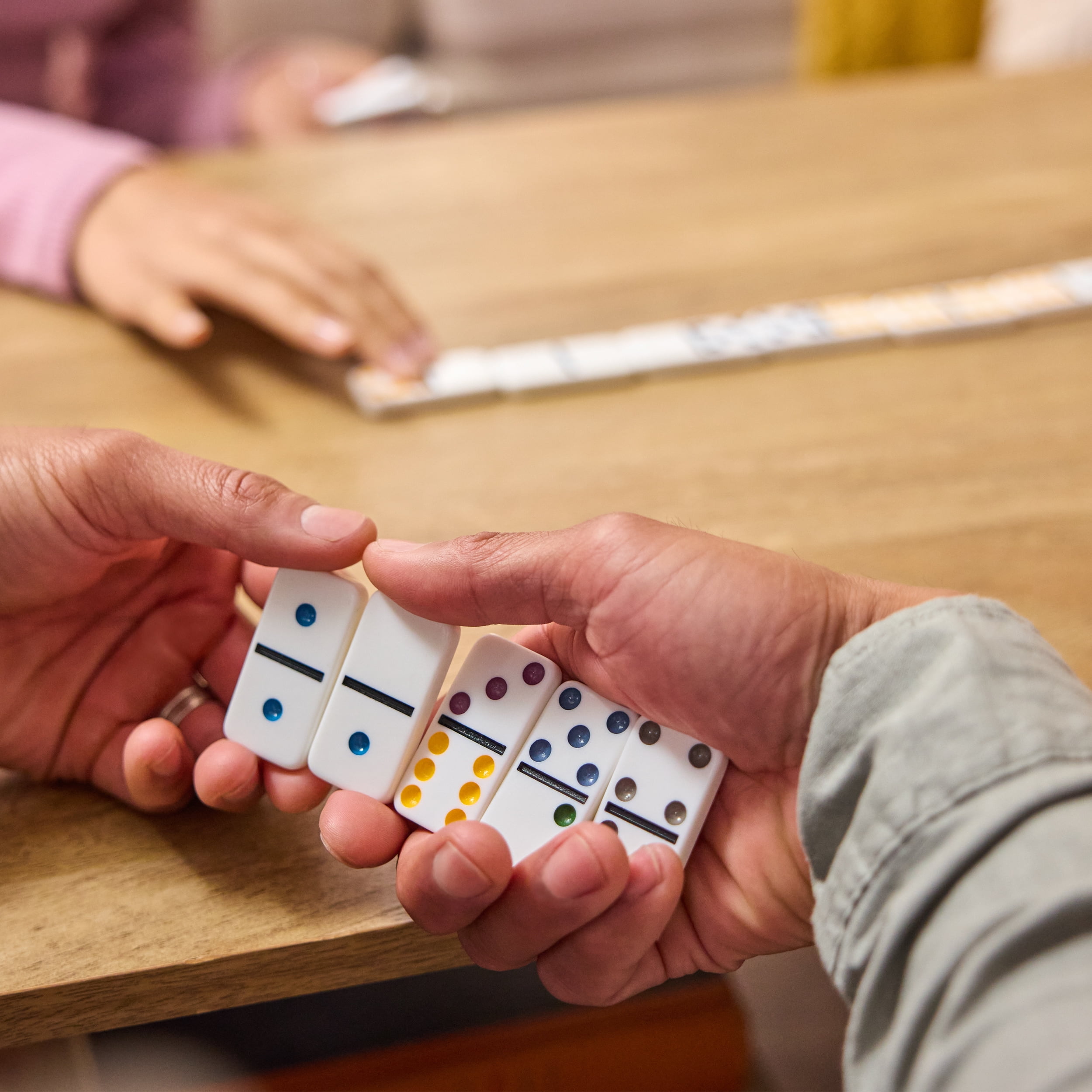 Spin Master Games, Cardinal Classics, Coffret de dominos double six dans une boîte de rangement en métal, pour les familles et les enfants à partir de 8 ans Spin Master Games, Cardinal Classics, Coffret de dominos double six dans une boîte de rangement en métal, pour les familles et les enfants à partir de 8 ans