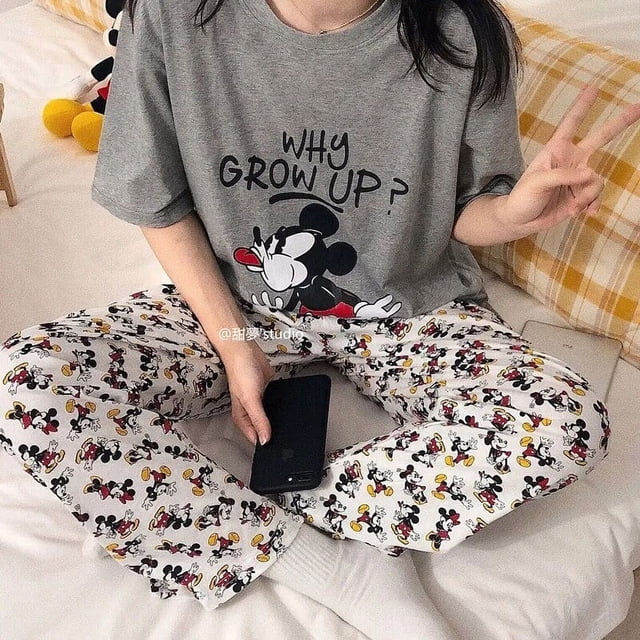 Disney-Conjunto de 2 piezas de pijama de Mickey Mouse para mujer, camisa de manga corta y pantalones gráficos, ropa de noche suave para mujer, novedad de verano