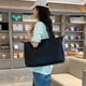 thumbnail image 5 of Bolsa de viaje tipo tote para mujer con funda para carrito y bolsillo impermeable | Bolsa de gimnasio impermeable para entrenar y llevar contigo | Diseño multicompartimento para portátil de 15,6" |, 5 of 8
