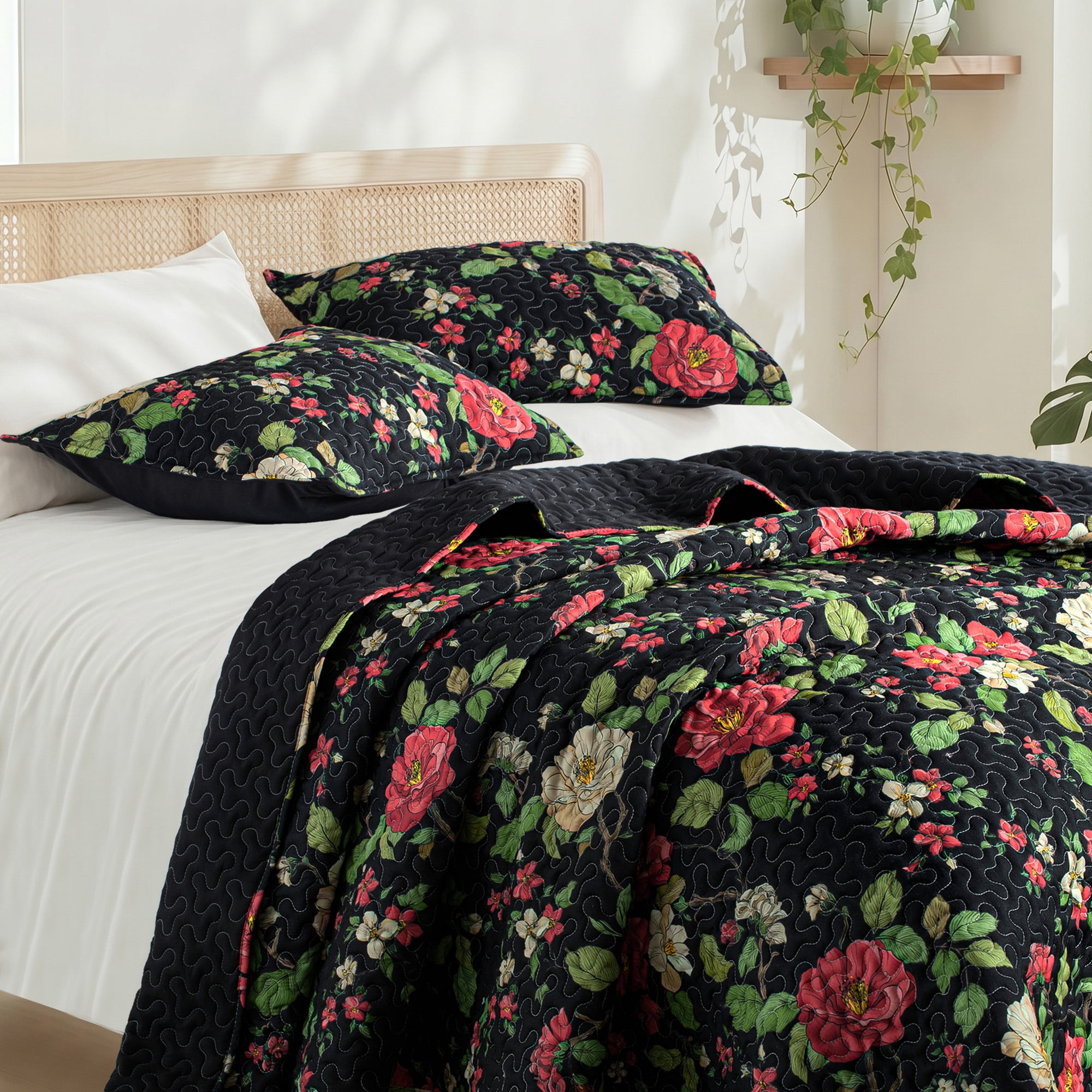 Exclusivo Mezcla Floral Quilts Queen Size, Black Queen Quilt Bedding Set with Red Cottagecore Garden Pattern, Reversible Lightweight Bedspreads Coverlets (92"x96")