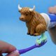 thumbnail image 3 of Tapón de pasta de dientes con forma de vaca de las Tierras Altas, divertido dispensador de pasta de dientes con forma de vaca defecando para decoración de dormitorio familiar y baño., 3 of 8