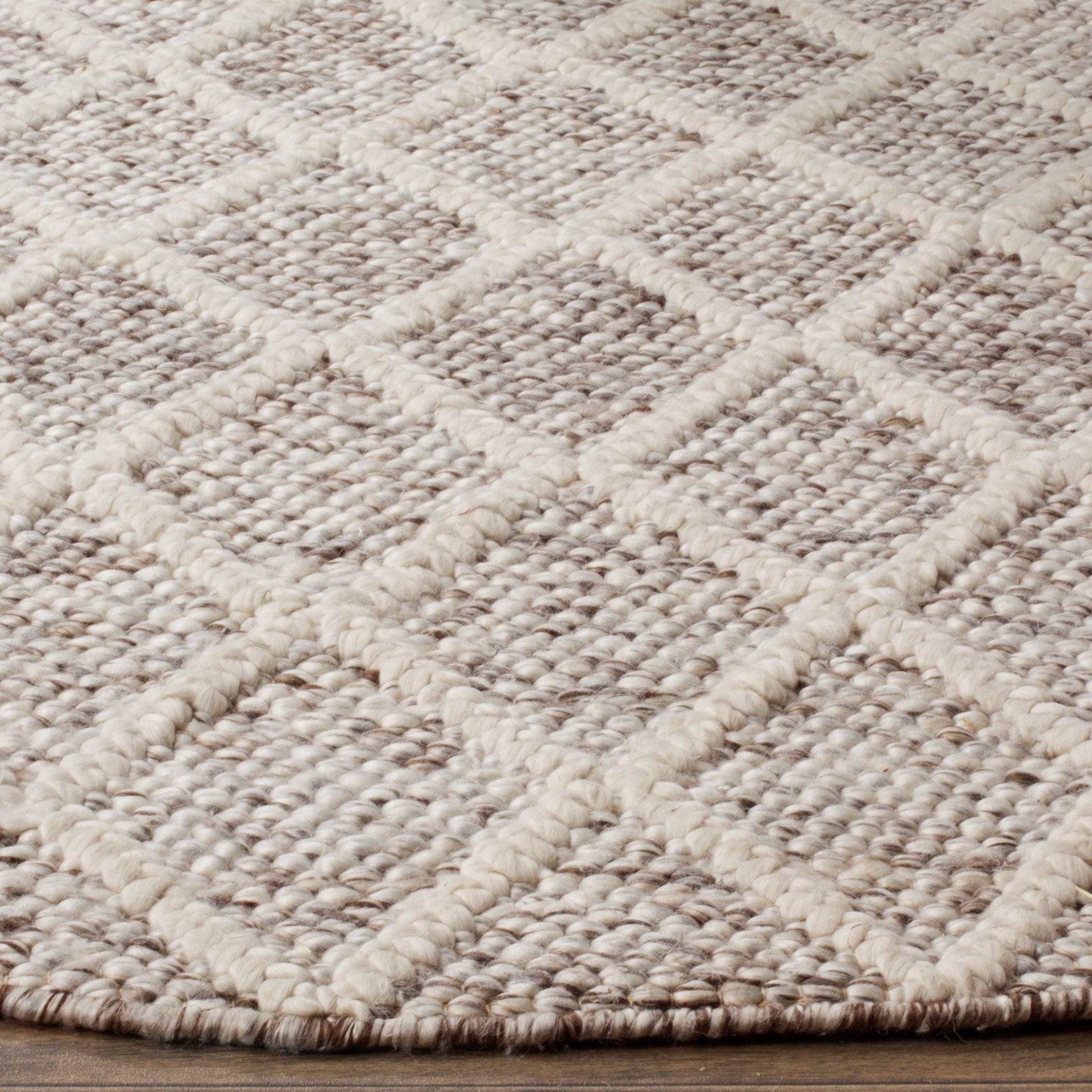 SAFAVIEH Natura Olgica Geometric Diamonds Area Rug, Ivory/Black, 4' x 6'