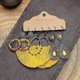 thumbnail image 4 of Pendientes largos de moda estilo bohemio con flores talladas para mujer, joyería étnica, chapado en oro antiguo | Código de modelo 5968 Chapado en oro antiguo, 4 of 5