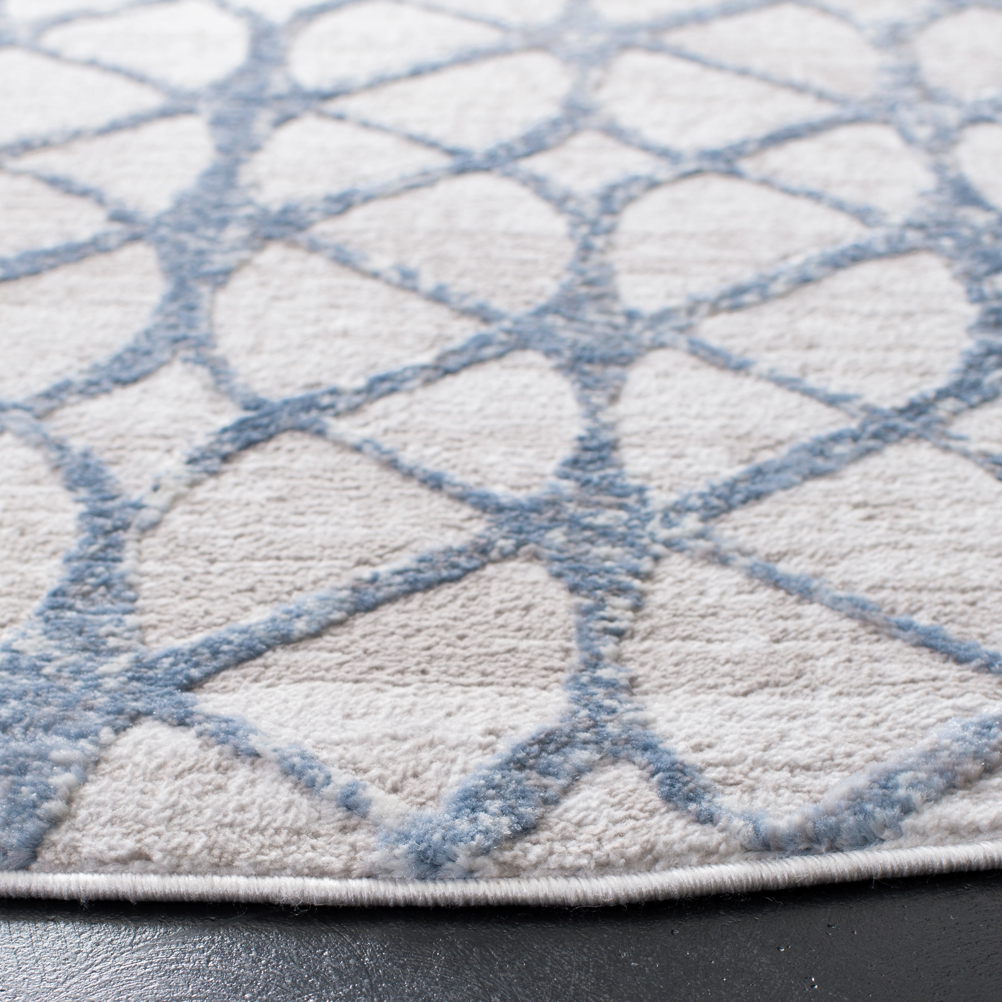 SAFAVIEH Amelia Floella Geometric Area Rug, Gray/Blue, 6'7" x 6'7" Round