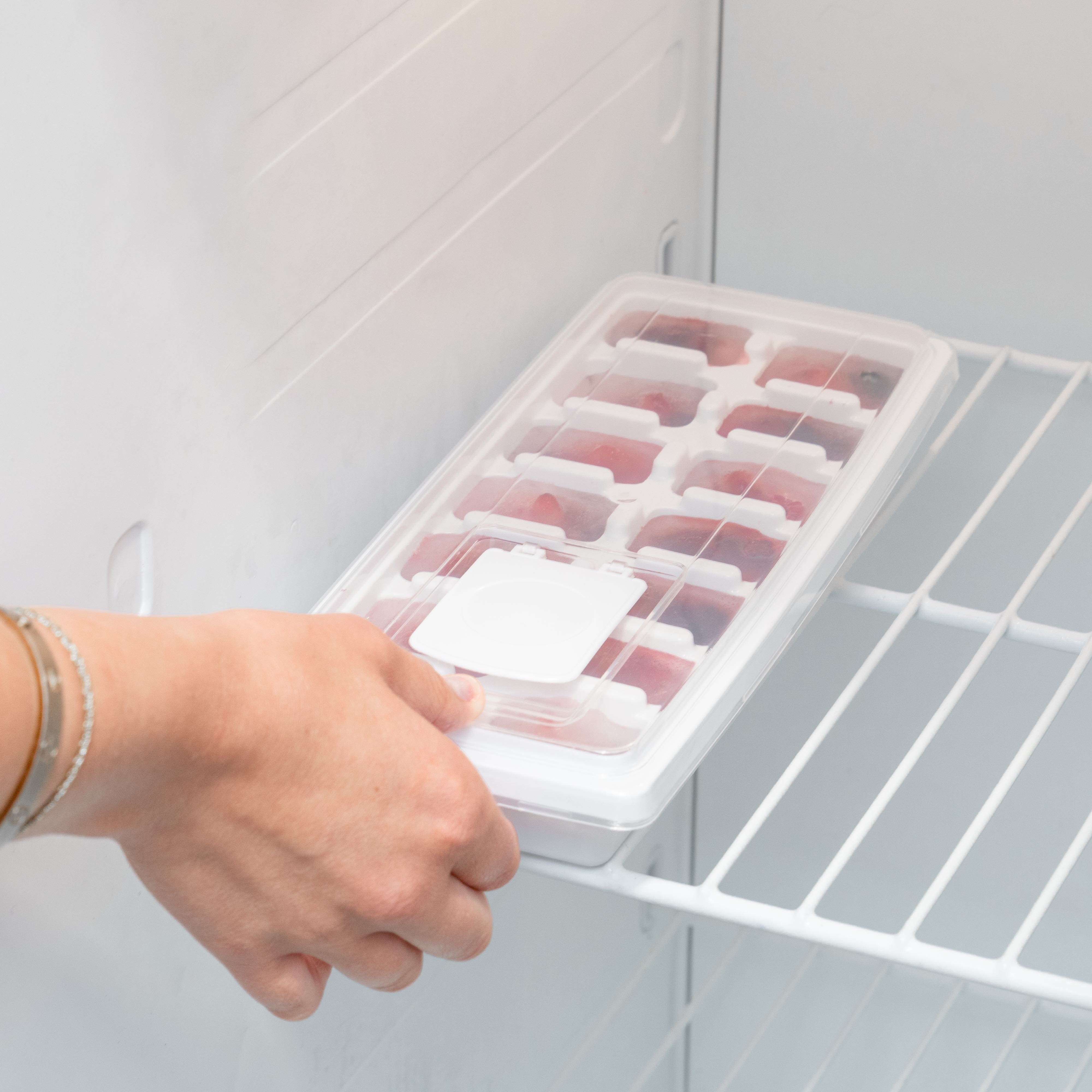 Mainstays Ice Cube Tray with 14 Molds and Removable Lid