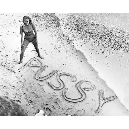 Honor Blackman in bikini on beach Pussy writtenm in sand Goldfinger 5x7 photo poster