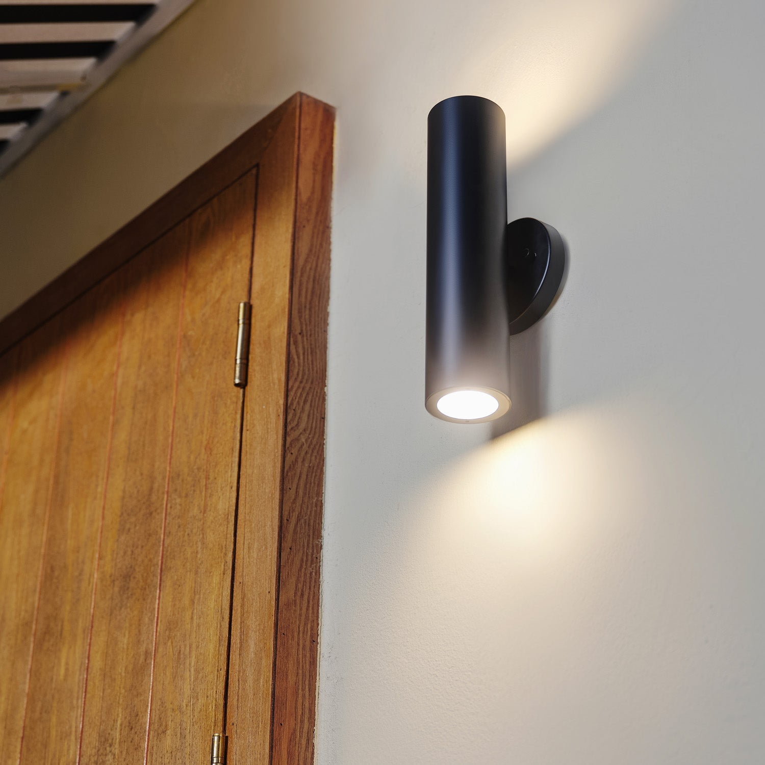 Globe Electric Matteo 20W LED Integrated Matte Black Up/Down Outdoor Wall Sconce with Frosted Glass Diffusers
