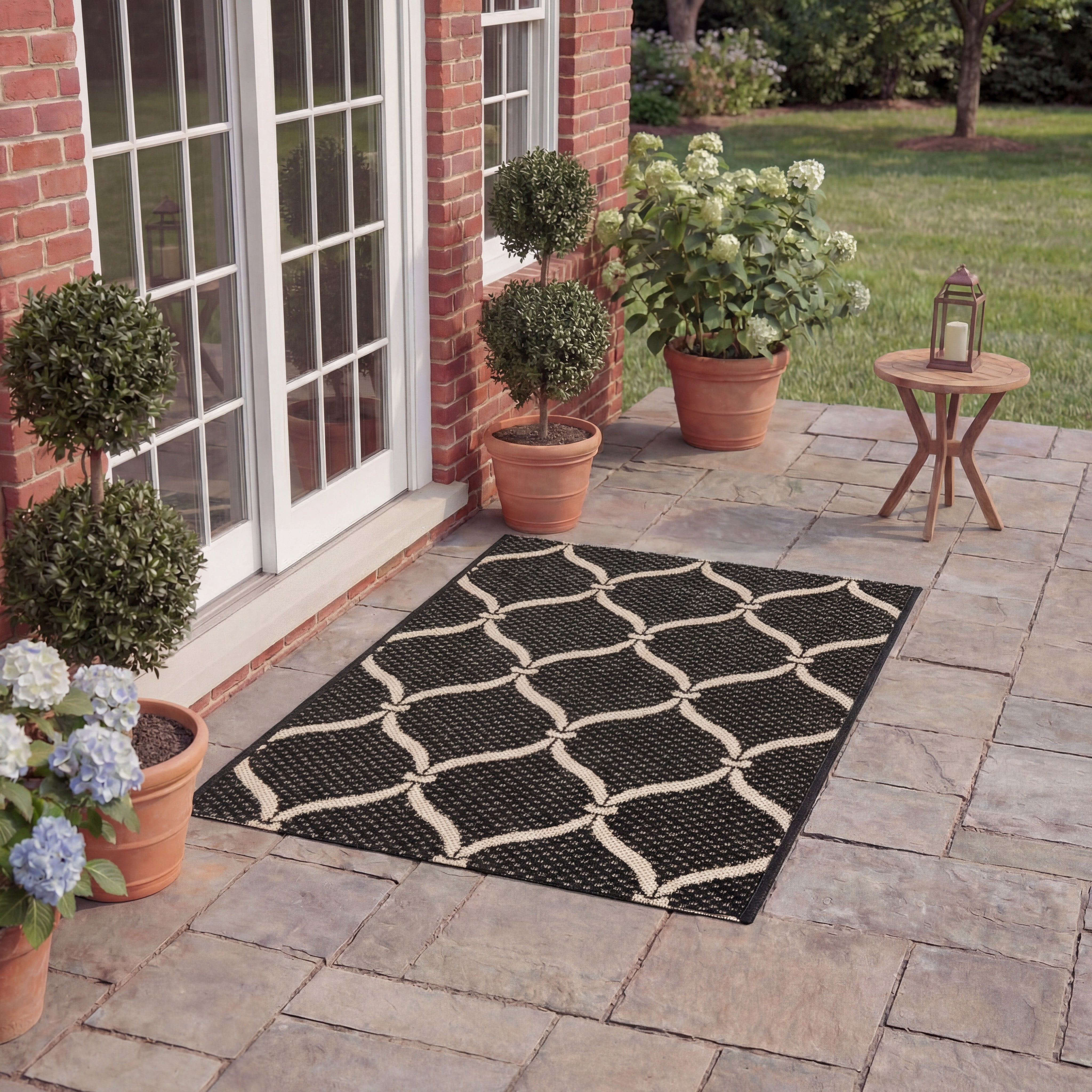 SAFAVIEH Courtyard Linnet Geometric Indoor/Outdoor Area Rug, Black/Beige, 5'3" x 7'7"