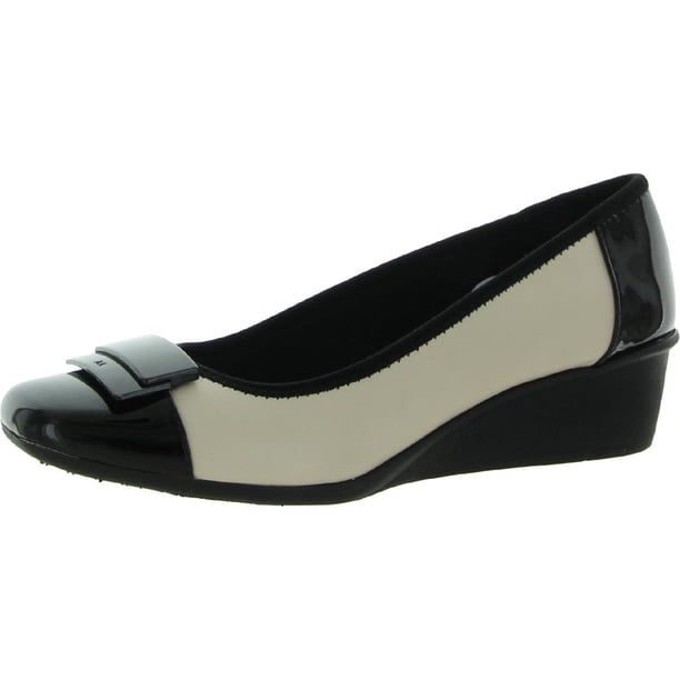 Zapato de tacón tipo cuña Anne Klein Waverly con puntera cap-toe de 4 cm