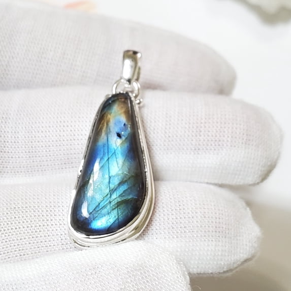 Elegant Gemstone Blue Flash Labradorite 925 Sterling Silver Pendant