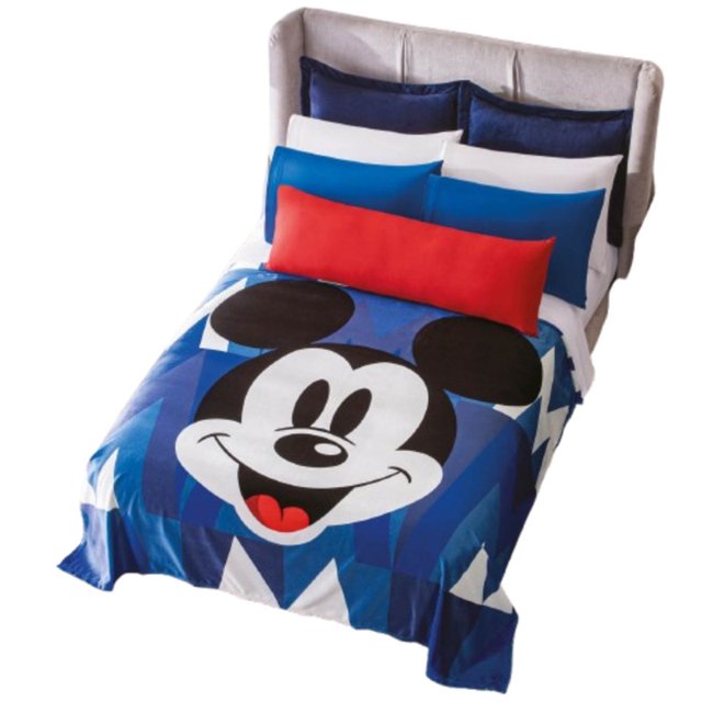 cobertor ligero ultrasuave minnie cute mat/ind concord cobertor matrimonial/queen azul 180x220 cm con gran estampado de la cara de Mickey Mouse sobre fondo geométrico azul; caída sobre cama con cabecera, textura ultrasuave visible, ligero y fácil de transportar, también apto como manta adicional para viajes o sofá.