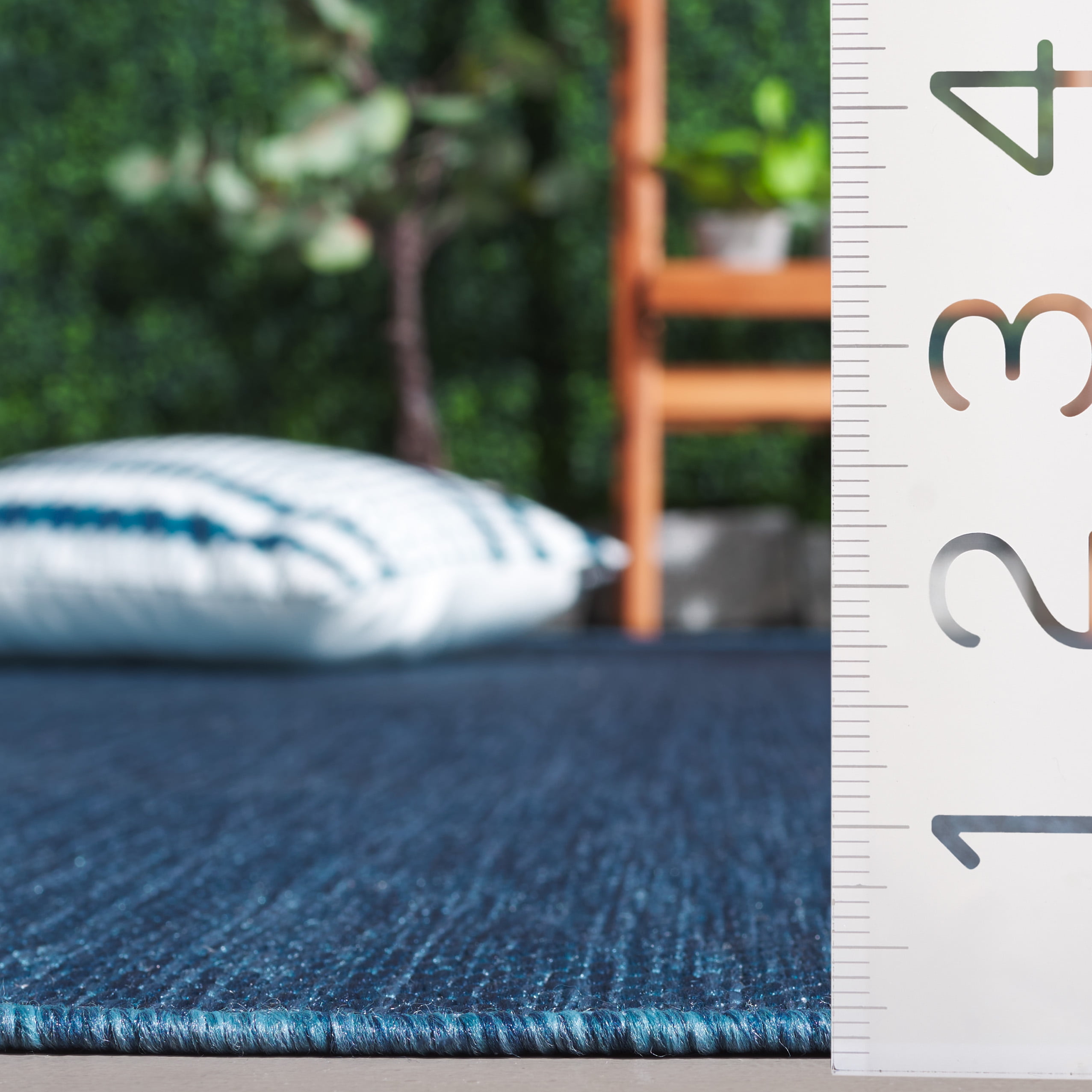 SAFAVIEH Beach House Lauressa Solid Indoor/Outdoor Area Rug, Blue, 5'3" x 7'6"